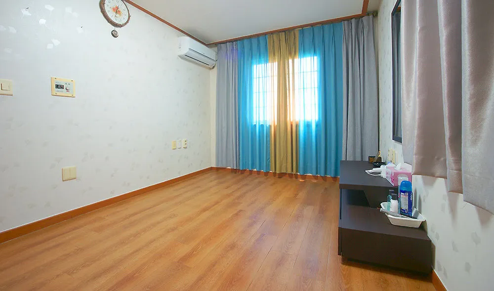Izone Hotel Jeju Motel